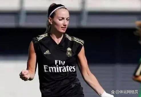足球比赛中女性运动员的飒爽英姿吸眼球的简单介绍